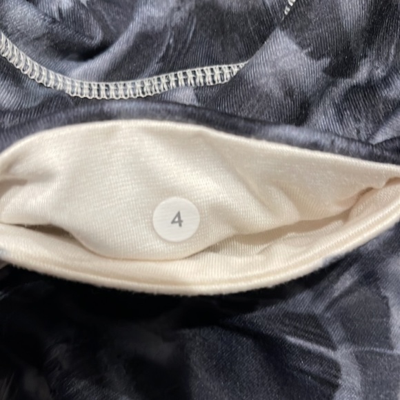 Lululemon 3/4 leggings Size 4 - Picture 7 of 14